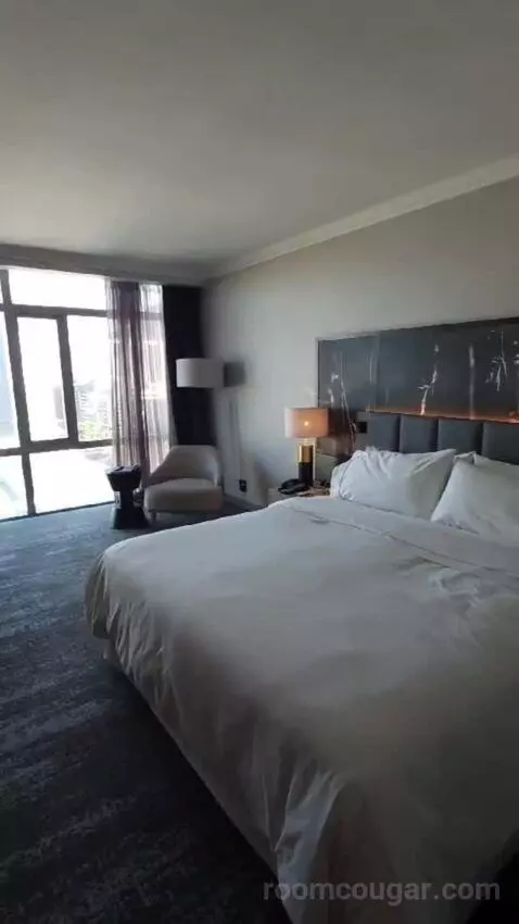 Executive King Room bed picture #6
