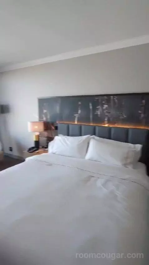 Executive King Room bed picture #10