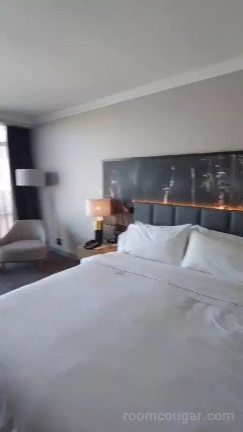 Executive King Room bed picture #12