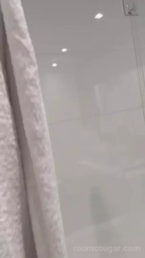 One-Bedroom Apartment with Sea View bathroom picture #7