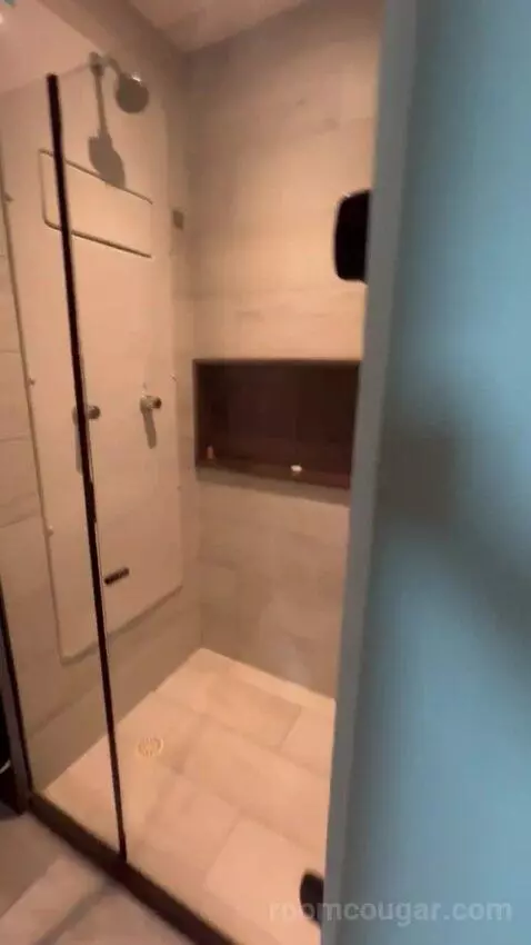 Queen Room with Sea View bathroom picture #2