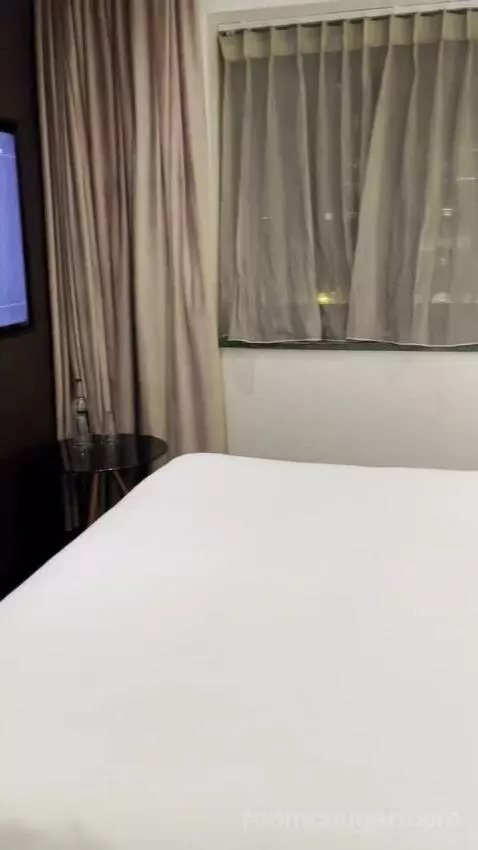 Deluxe King (#508) bed picture #5