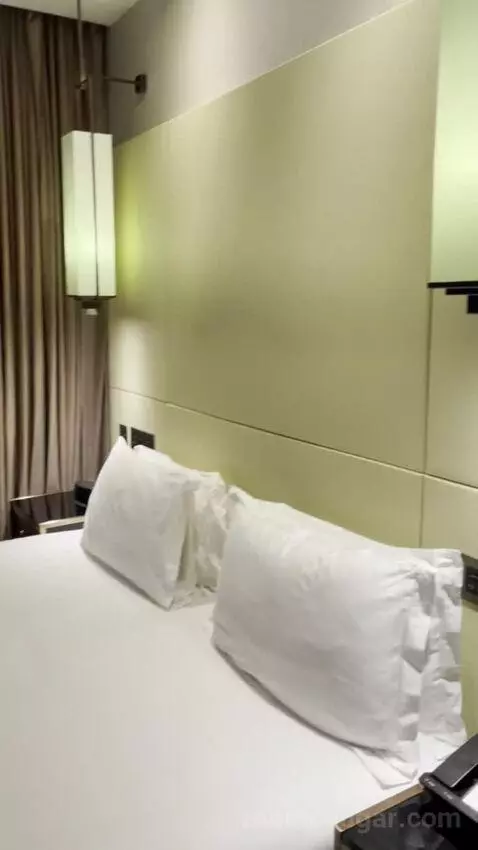 Deluxe King (#508) bed picture #11