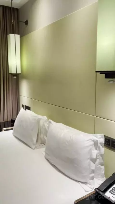 Deluxe King (#508) bed picture #12