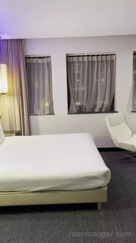 Montcalm Club Double Room (#507) bed picture #1