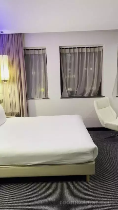 Montcalm Club Double Room (#507) bed picture #2