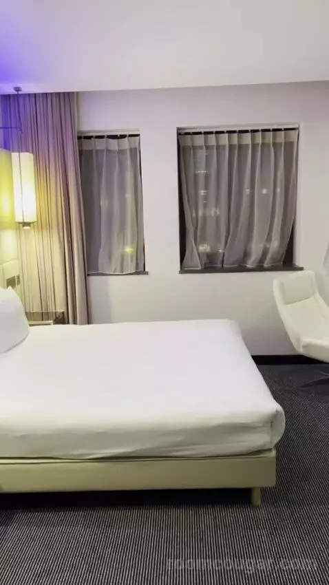 Montcalm Club Double Room (#507) bed picture #3