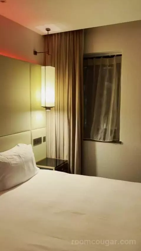 Montcalm Club Double Room (#507) bed picture #7