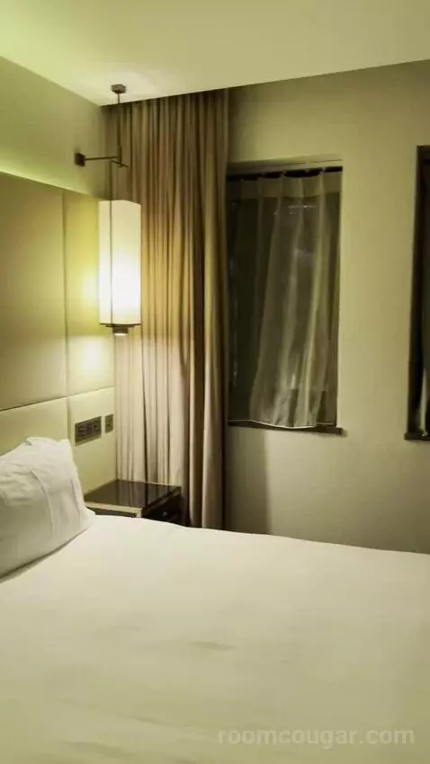 Montcalm Club Double Room (#507) bed picture #8