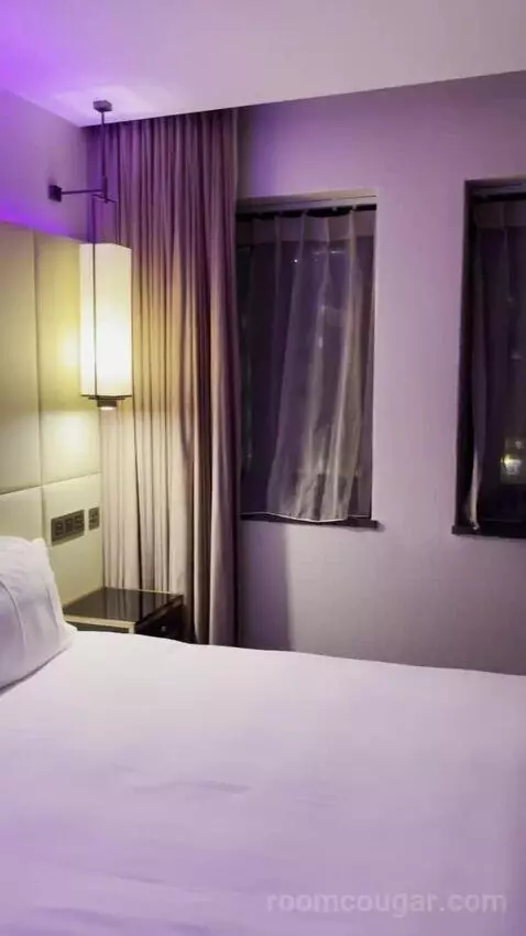 Montcalm Club Double Room (#507) bed picture #9