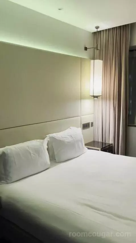 Montcalm Club Double Room (#507) bed picture #12