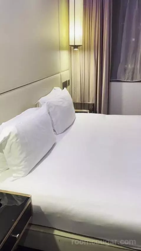 Montcalm Club Double Room (#507) bed picture #6