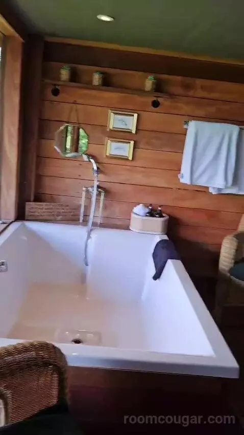 Suite (The Old Oak) bathroom picture #4