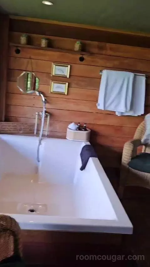 Suite (The Old Oak) bathroom picture #5
