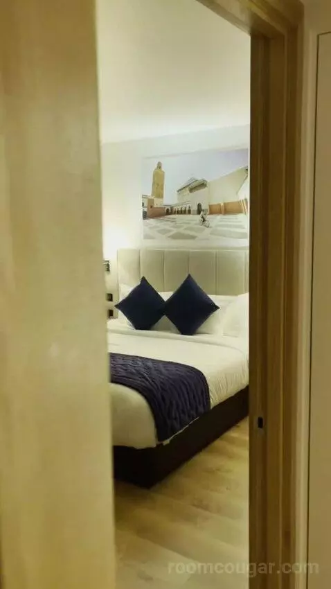 Signature Suite with Kitchen, Tower Bridge View (#730) bed picture #7