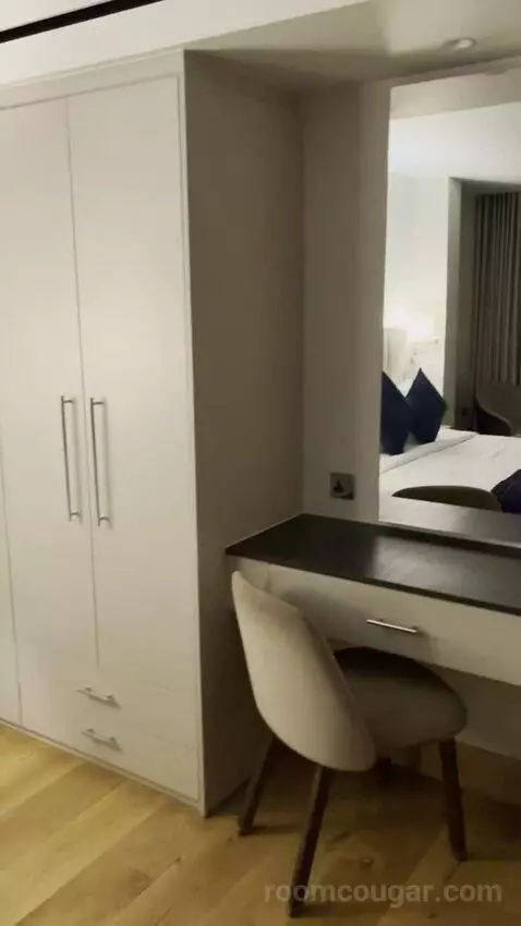 Signature Suite with Kitchen, Tower Bridge View (#730) bed picture #4