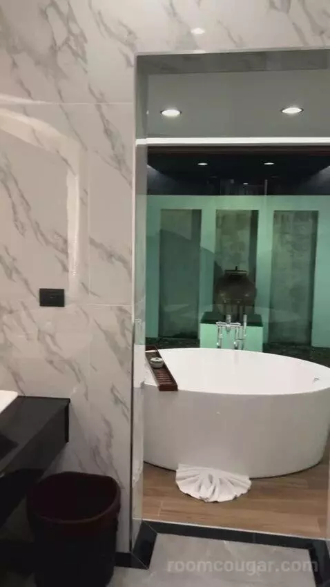 Deluxe Double Room with Balcony bathroom picture #2