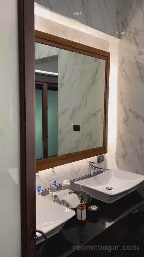 Deluxe Double Room with Balcony bathroom picture #4