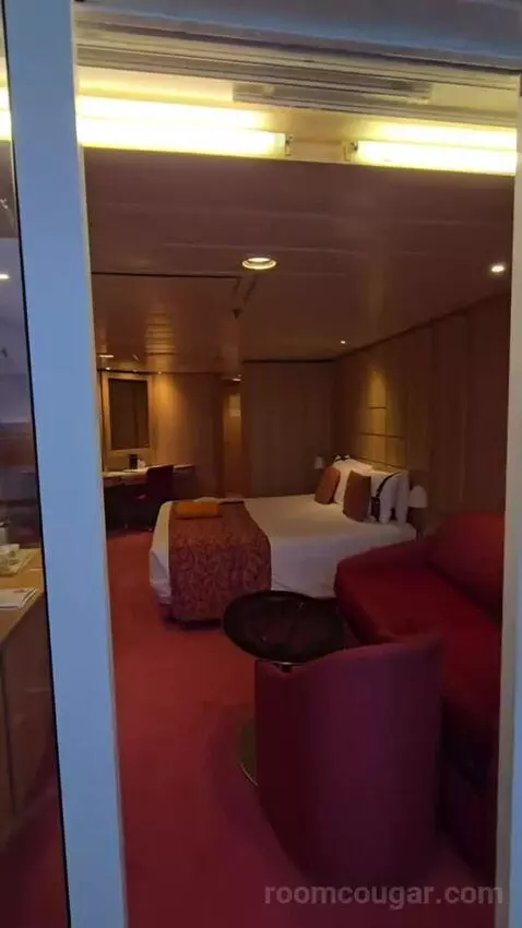 Suite bed picture #7
