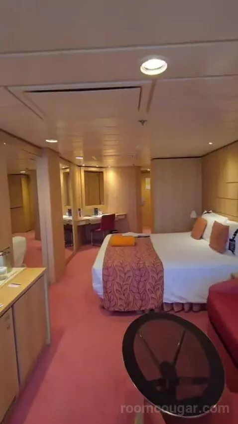 Suite bed picture #8