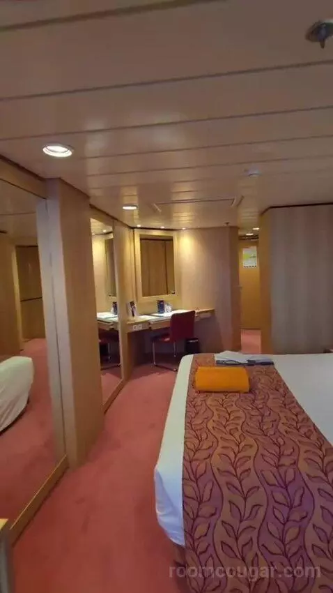 Suite bed picture #9
