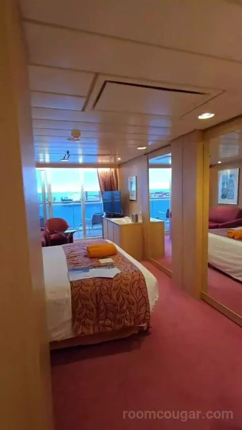 Suite bed picture #3