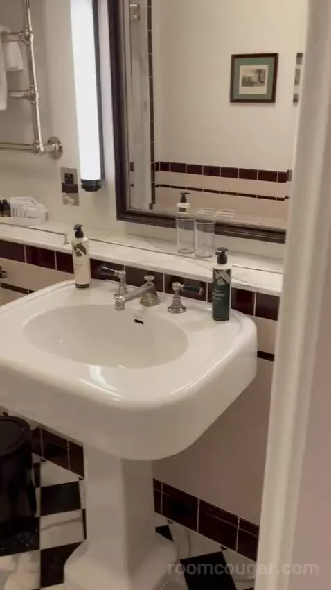 Double Room Medium (#318) bathroom picture #1