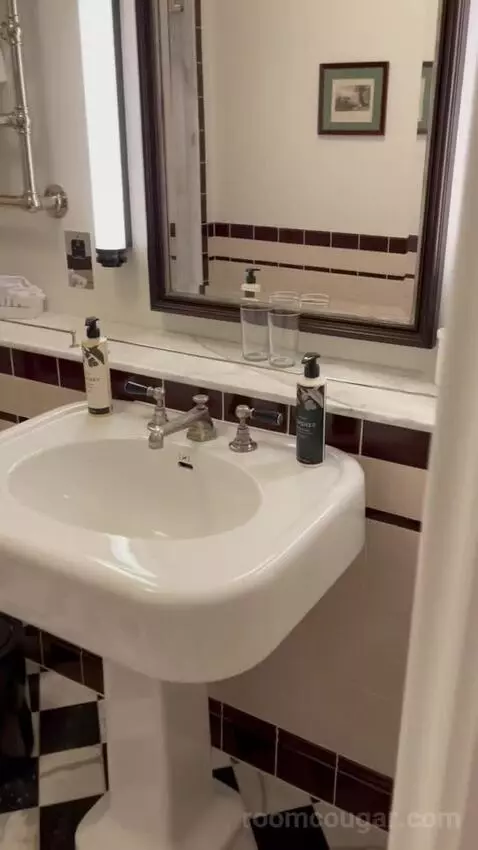 Double Room Medium (#318) bathroom picture #2