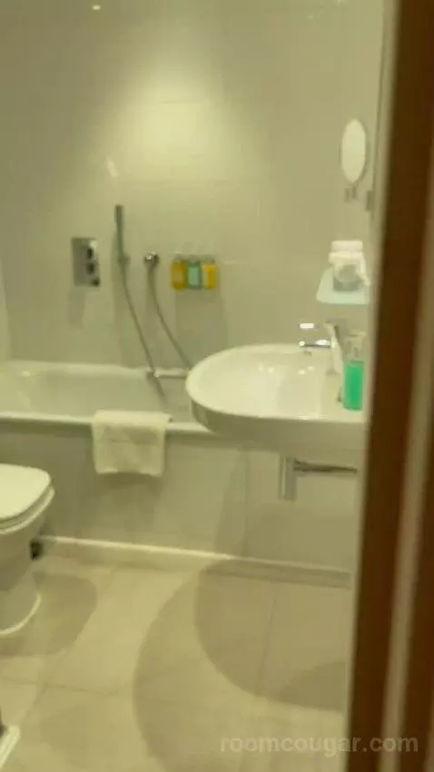 Superior King Room (#515) bathroom picture #1