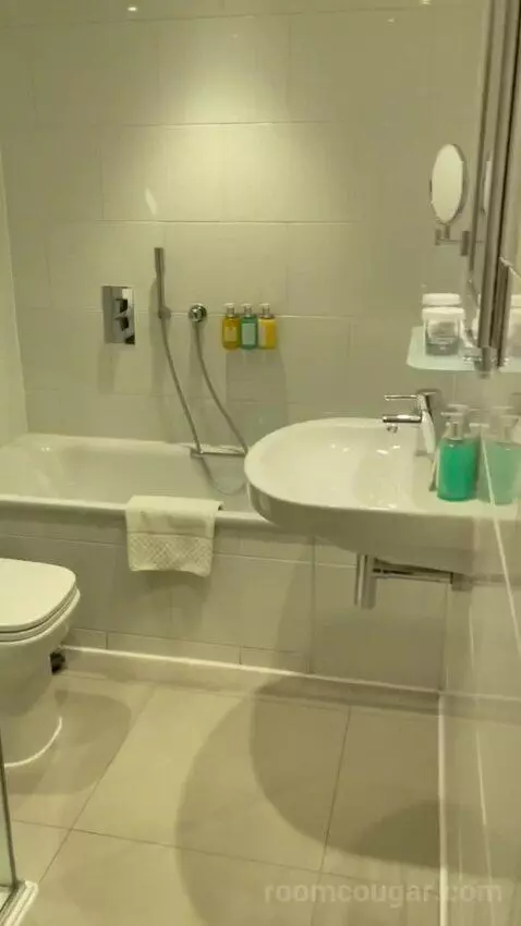 Superior King Room (#515) bathroom picture #2
