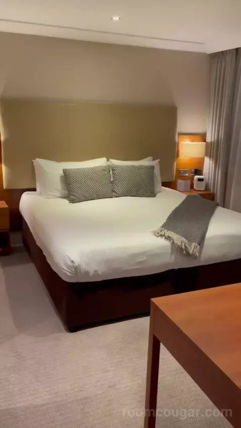 Superior King Room (#515) bed picture #9