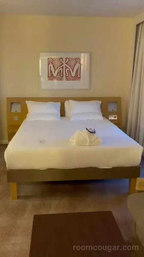 Executive Room (#718) bed picture #9
