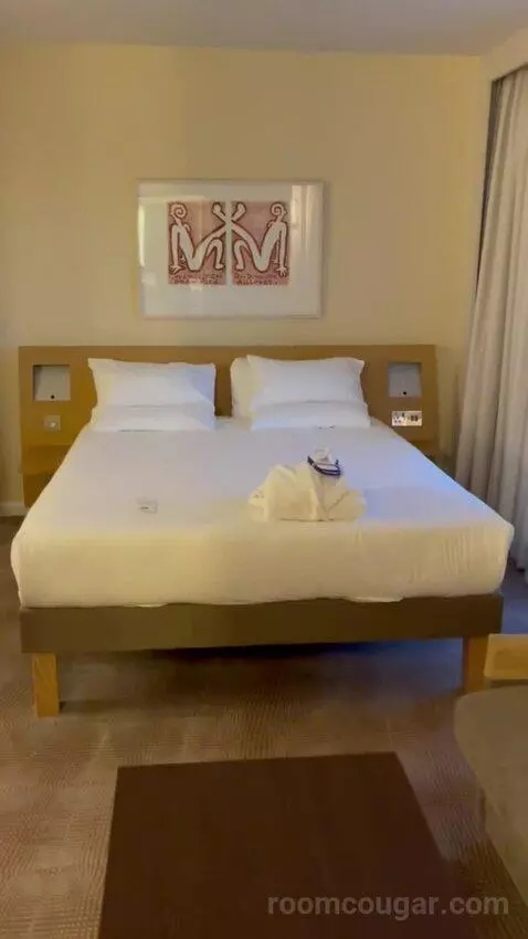 Executive Room (#718) bed picture #10