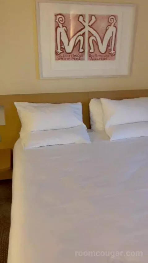 Executive Room (#718) bed picture #3