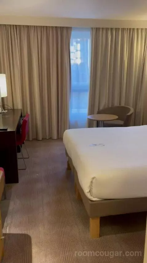 Standard Room - Mobility Accessible (#707) bed picture #3
