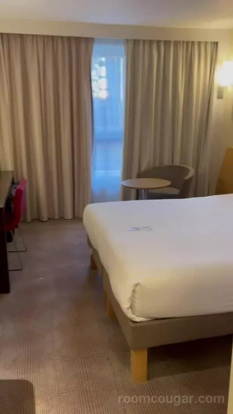 Standard Room - Mobility Accessible (#707) bed picture #4
