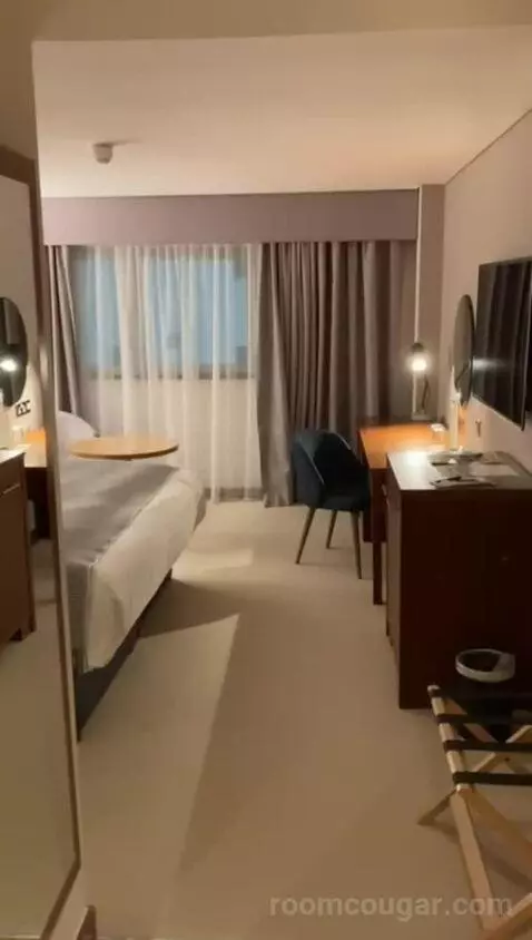 Twin Room with Mobility Accessible Roll-In Shower (#201) bed picture #1