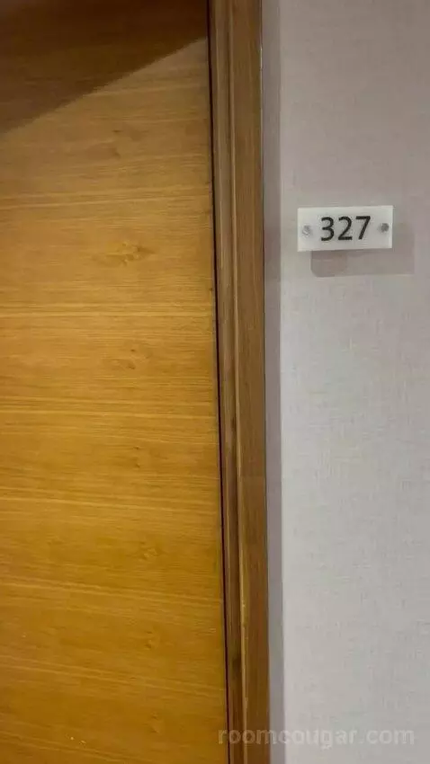 Queen Room (#327) picture #1