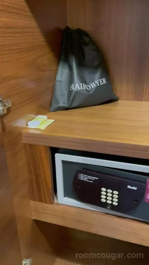 Queen Room (#327) picture #16