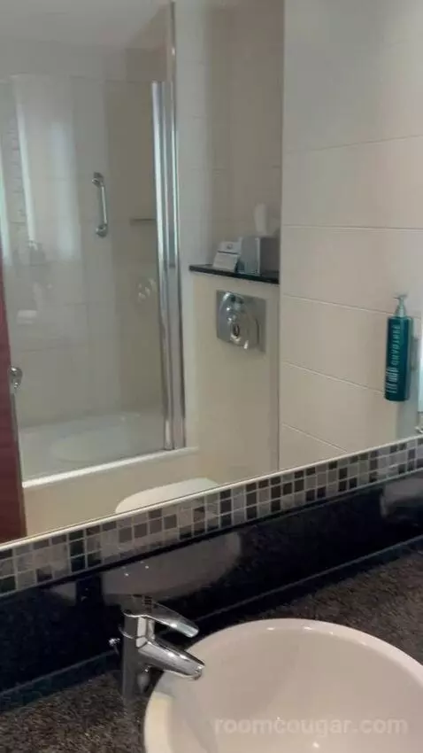 Queen Room (#327) bathroom picture #2