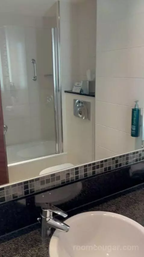 Queen Room (#327) picture #20