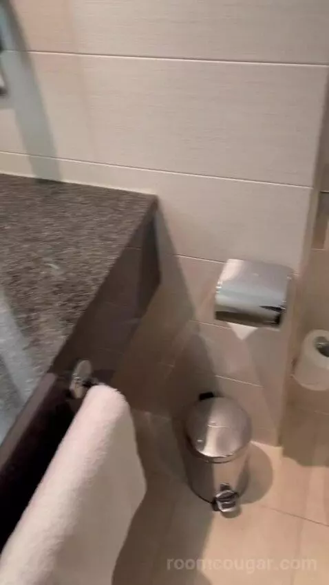 Queen Room (#327) picture #21