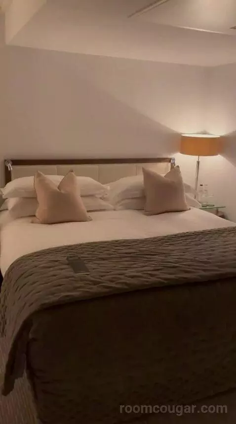 Deluxe King Room (#351) bed picture #8