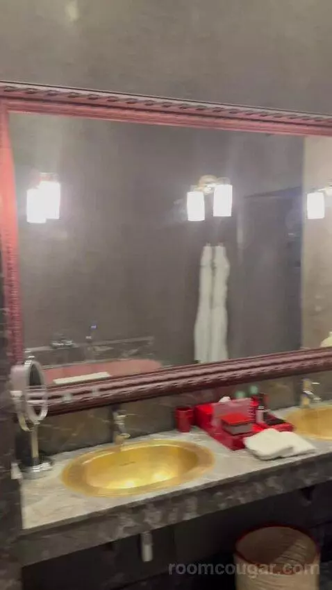 Extra Large Room bathroom picture #1