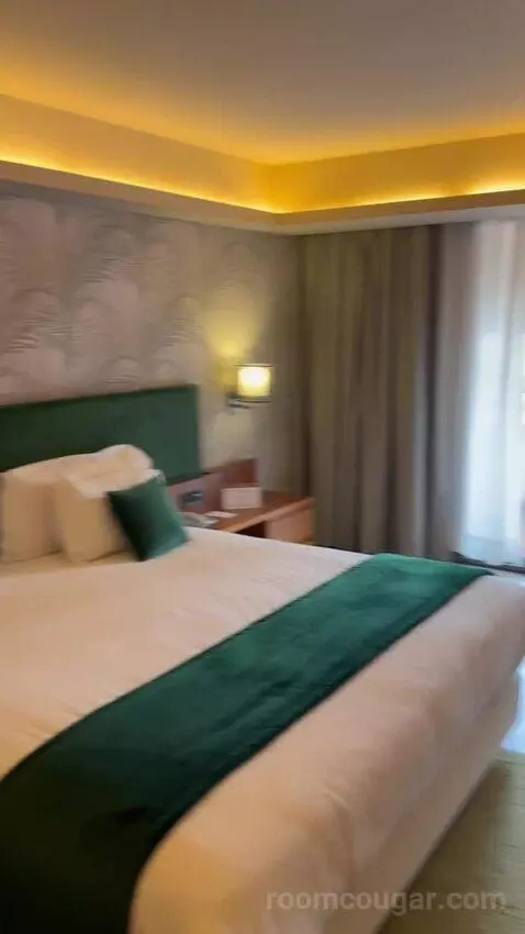 Junior Suite, King-Size Bed, Garden View (#3014) bed picture #2