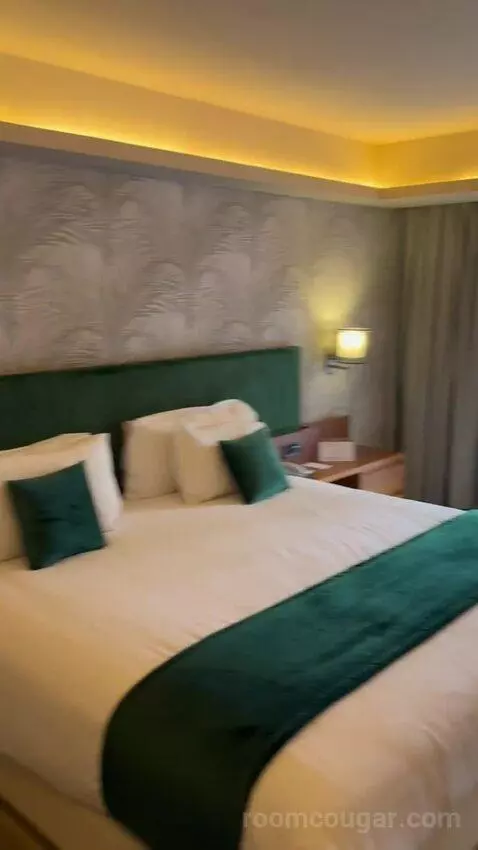 Junior Suite, King-Size Bed, Garden View (#3014) bed picture #4