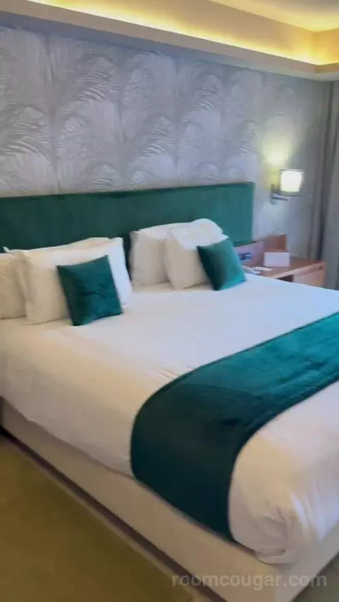 Junior Suite, King-Size Bed, Garden View (#3014) bed picture #6