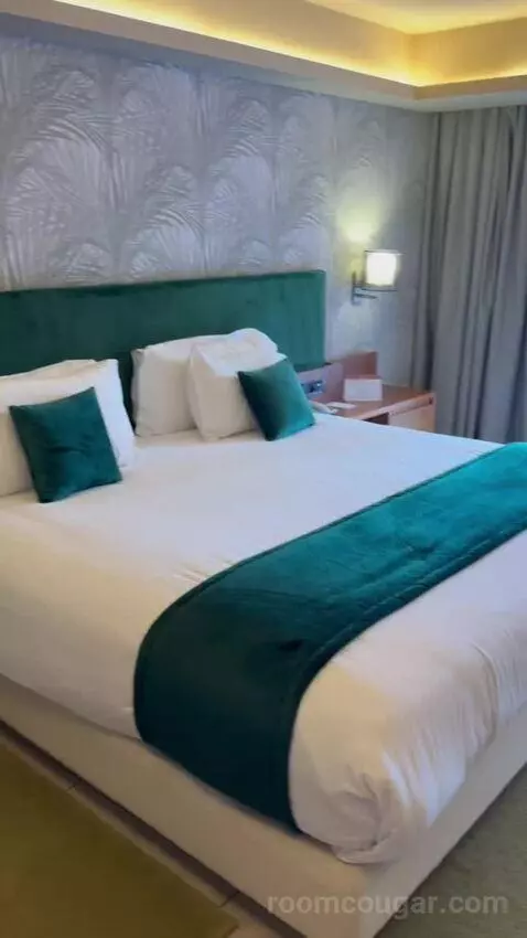 Junior Suite, King-Size Bed, Garden View (#3014) bed picture #8