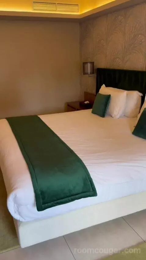 Junior Suite, King-Size Bed, Garden View (#3014) bed picture #9