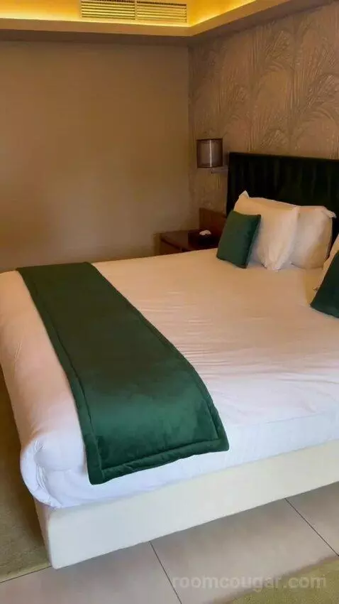 Junior Suite, King-Size Bed, Garden View (#3014) bed picture #10